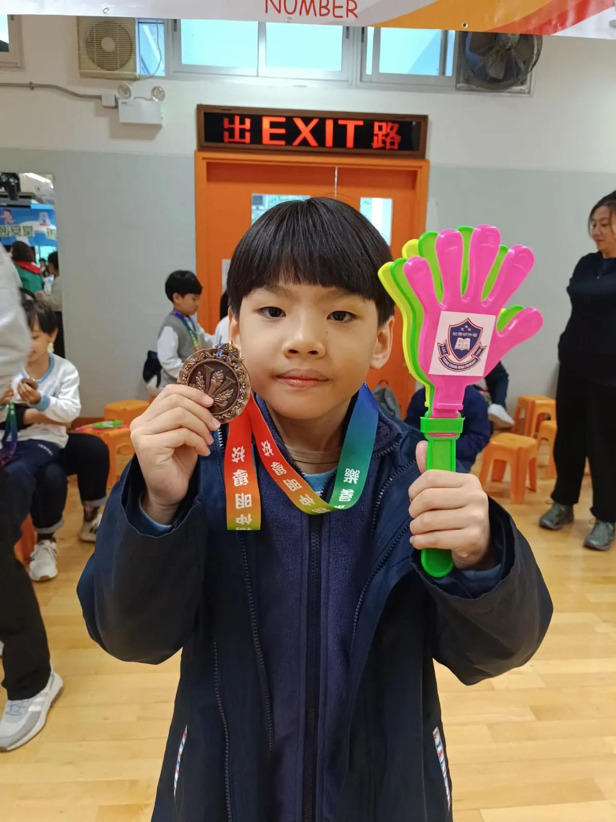 有谁43岁啦？娃还在上小学一年级。说出来让我心里平衡一下[捂脸][捂脸]。