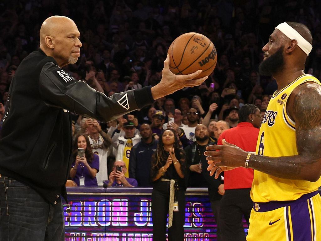 詹姆斯只要再赢三场比赛，就能在历史（常规赛+季后赛）总胜场榜单上超越贾巴尔成为历