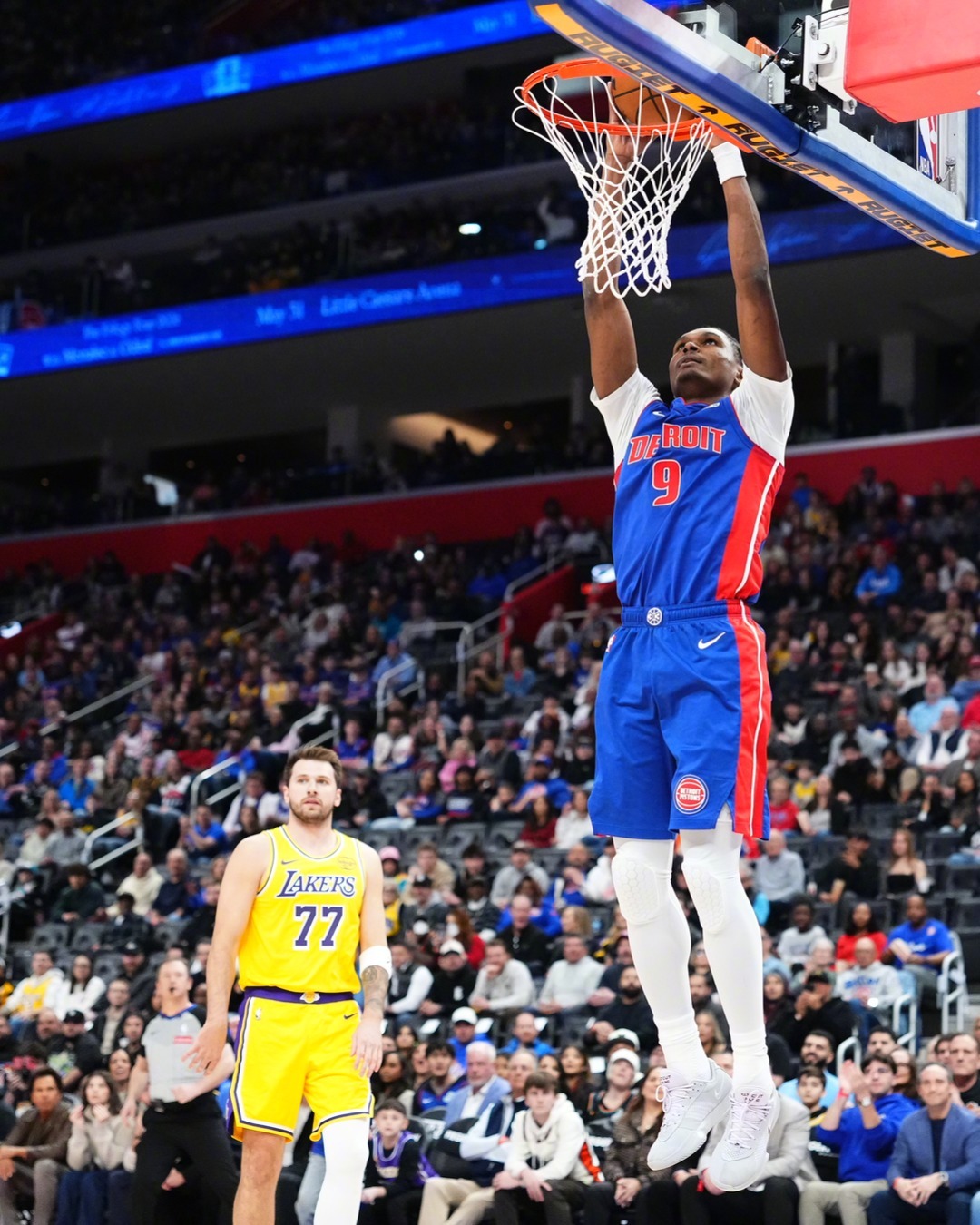 湖人客场110-113不敌活塞，九连胜被终结。东契奇在首节遭遇膝盖伤势后依旧带伤