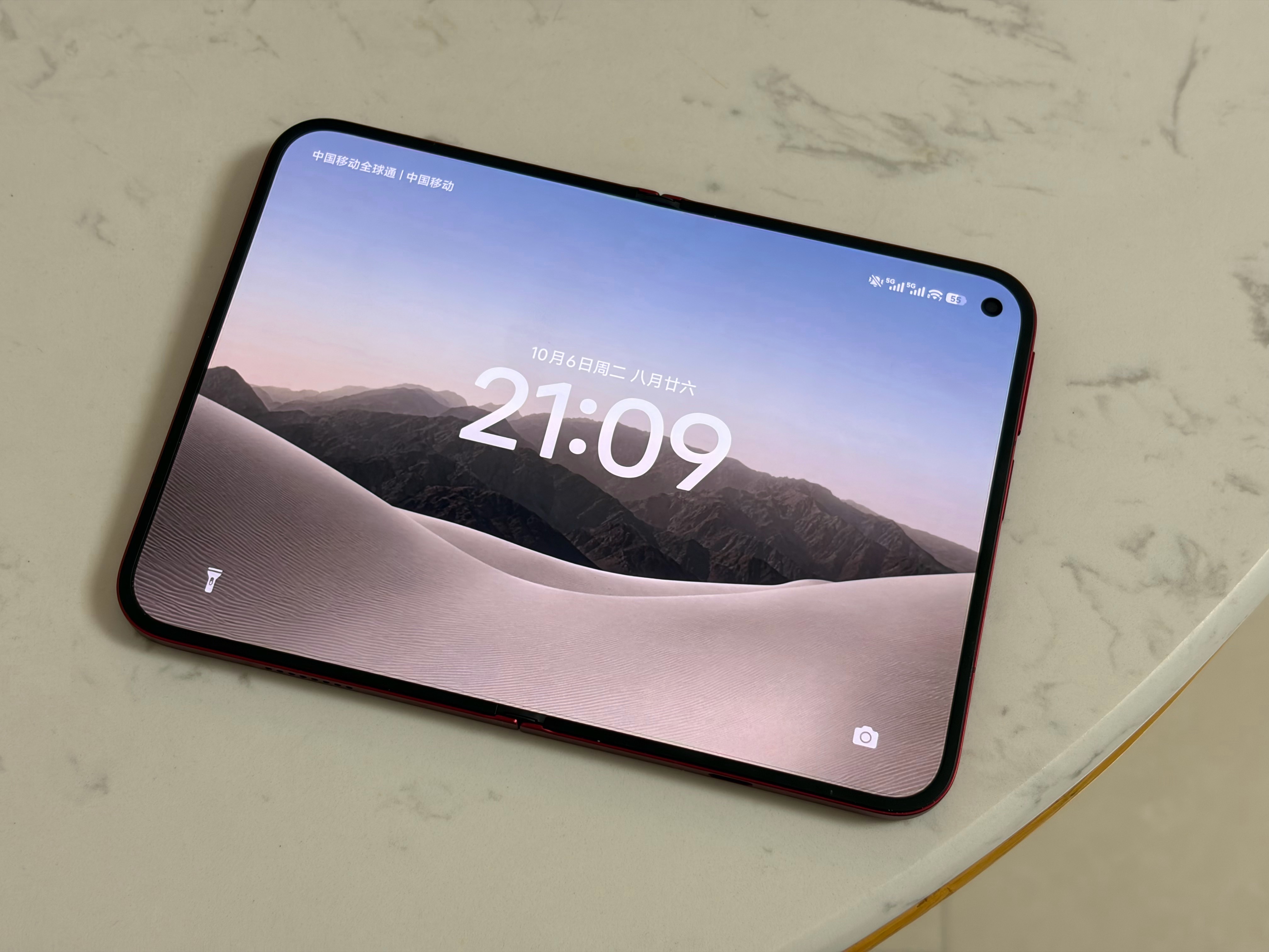 iPhoneDuo新功能今天给我的小米18 Fold换了个桌面，然后给加了一个i