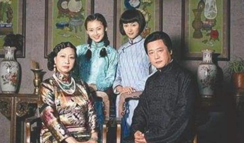 1904年，通房丫头李氏，站着侍奉丈夫谭钟麟与正妻陈氏长达33年，这日，她正在盛