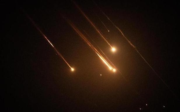 伊朗每天两轮导弹打击，从不提前通知。很多人以为，这是伊朗在用火力压制美以。错了！