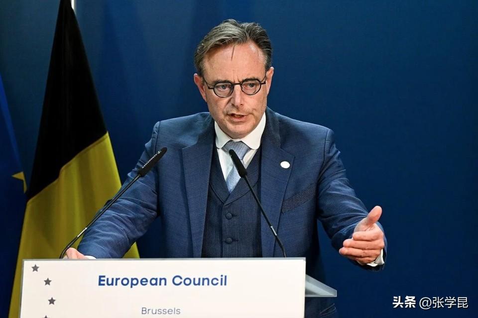 法新社今天报道：“比利时首相德韦弗致信欧盟委员会主席冯德莱恩，呼吁对华采取强硬立