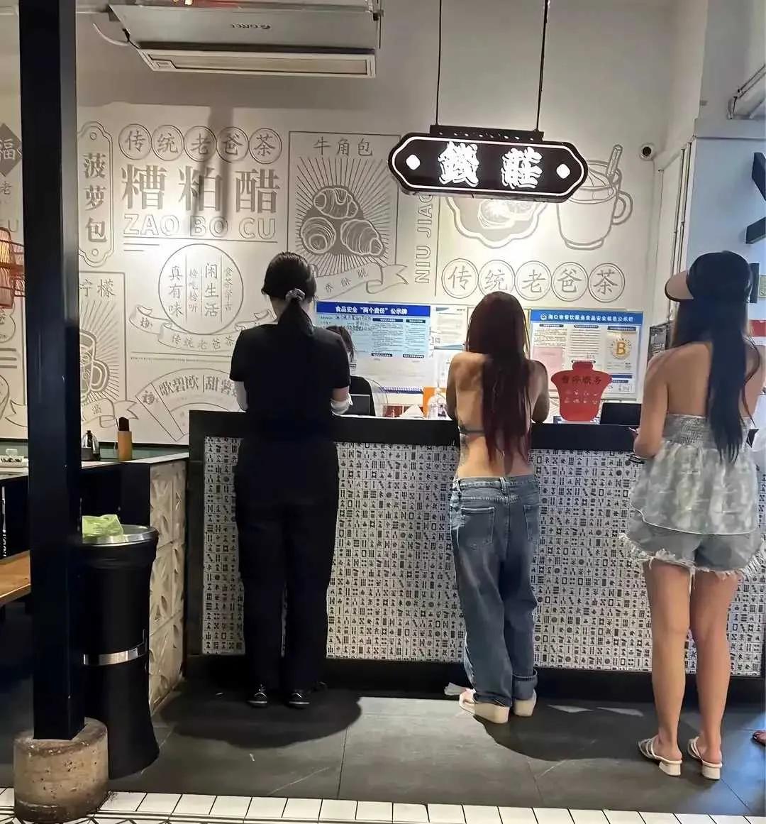 夏天穿成这样容易晒伤。