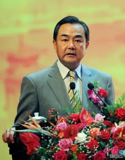 看着王毅外长又要出发，最想说的只有一句：一定要保重身体啊！
今天外交部发布了一条