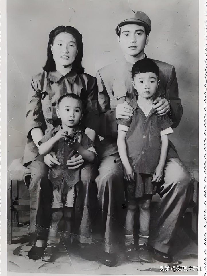 这张全家福合影拍完后仅几个月，刘青山便因巨额贪污被抓（1951年11月），。两个
