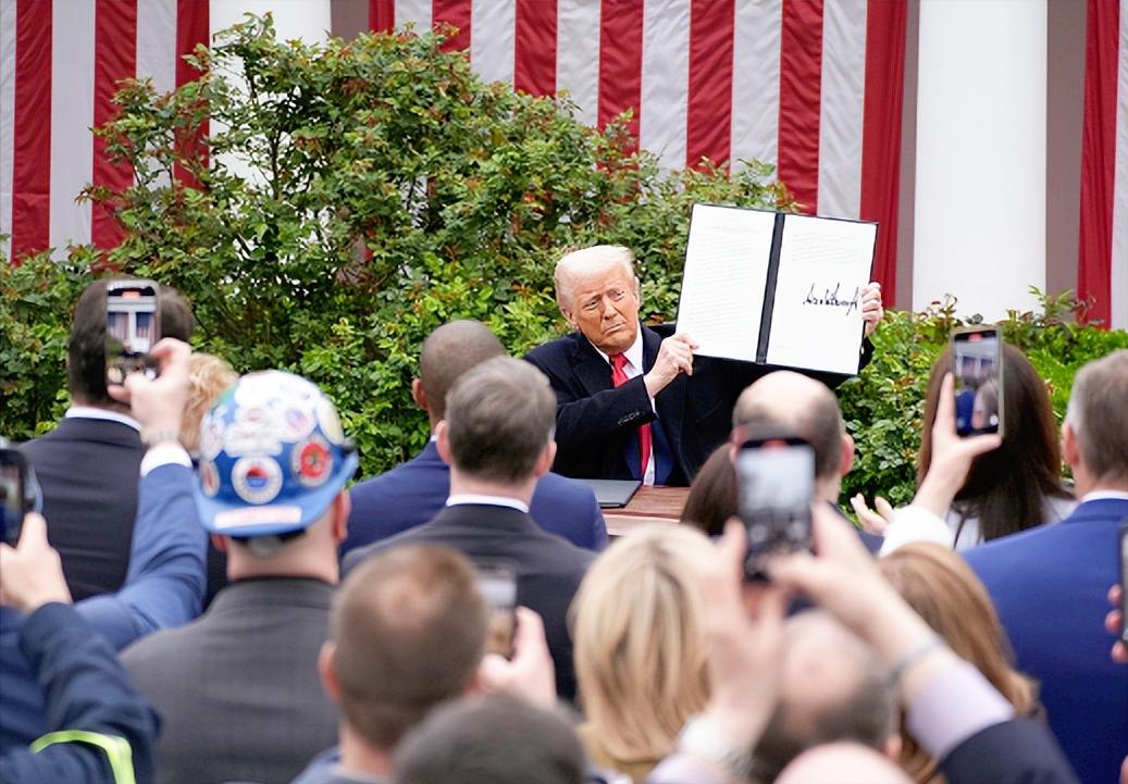 这刚开年美国政府就和法院开始了 "掰手腕"，最高法院开年首会要判特朗普的全球关税