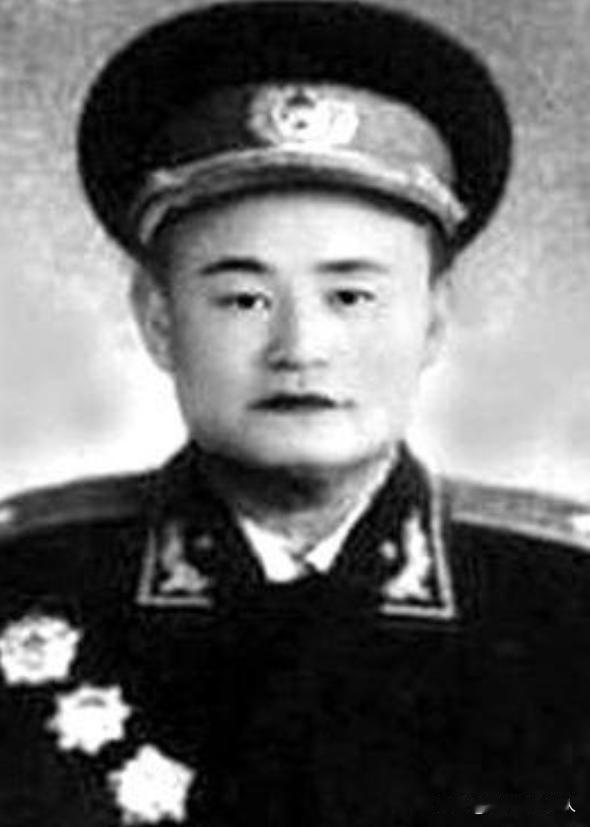 1957年，一位警卫员掏出手枪，对准正在开会的李发少将连续开了三枪，倒在血泊中李