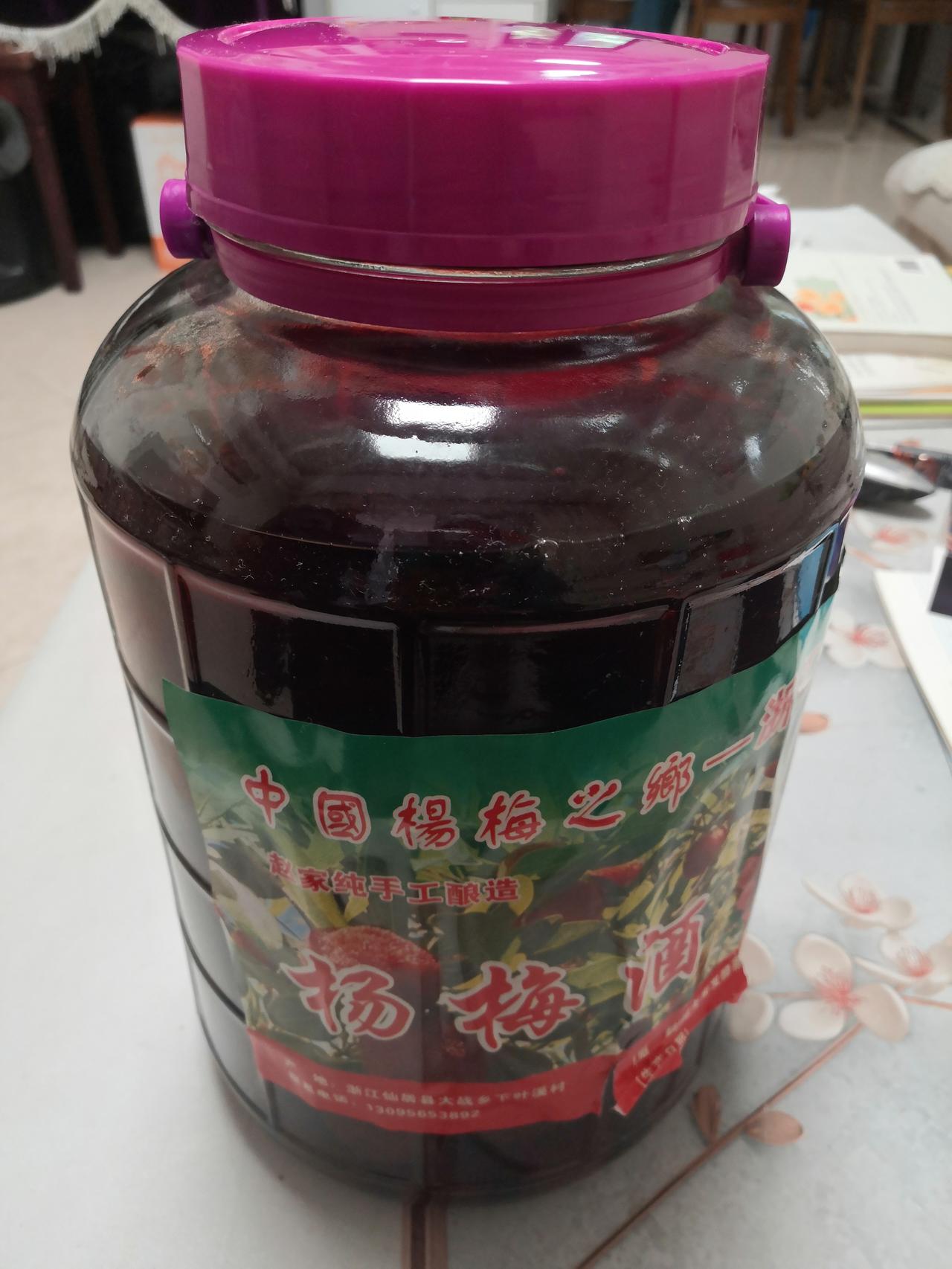 今天周末，老公一个朋友来我家里一趟，又送来一大提酒，我面子上是笑嘻嘻的，其实我心