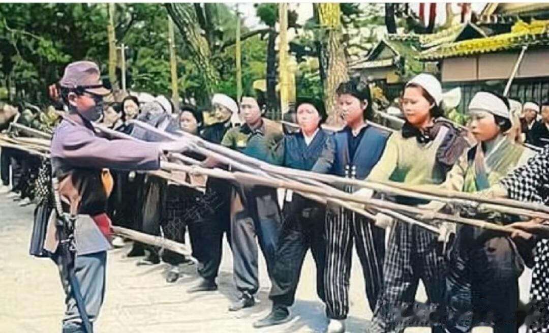 1944年，日本东京，一群日本女人手拿竹枪正在接受日军训练的场景，照片中日本妇女