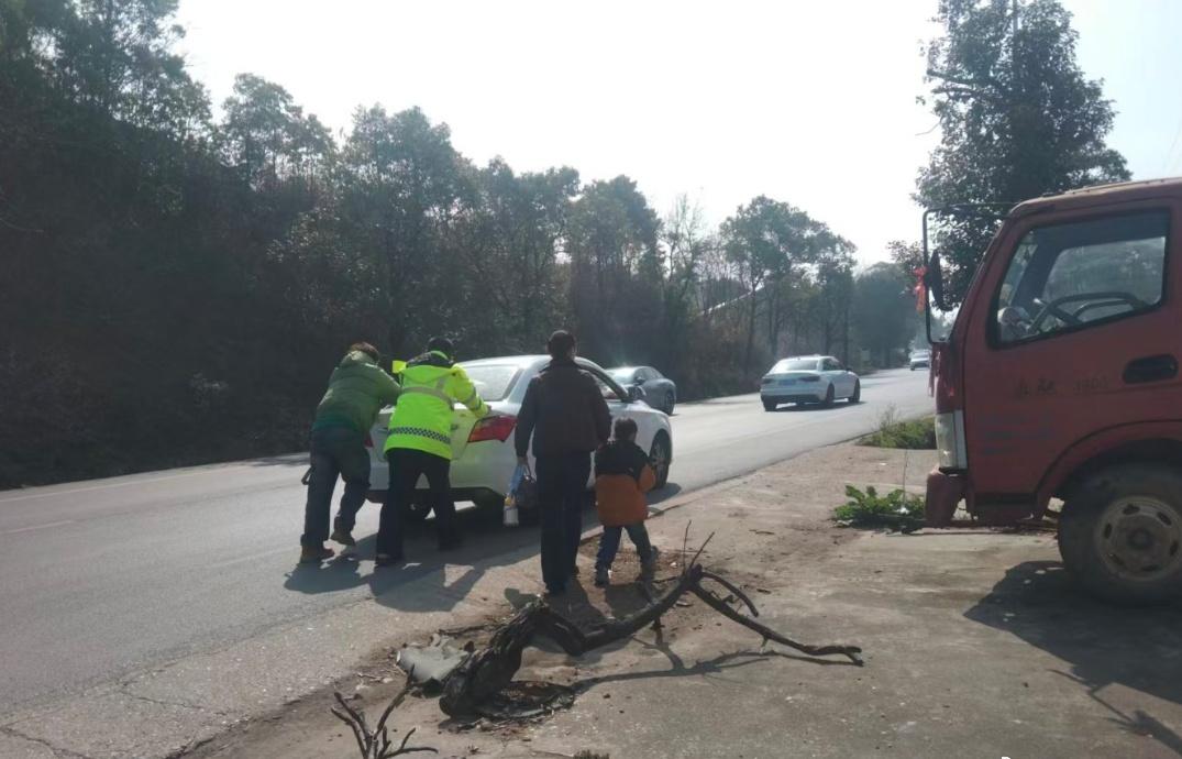 【路遇抛锚车辆 交警推车救援】平安春运交警湘守 2月20日，益阳沅江交警在路面执