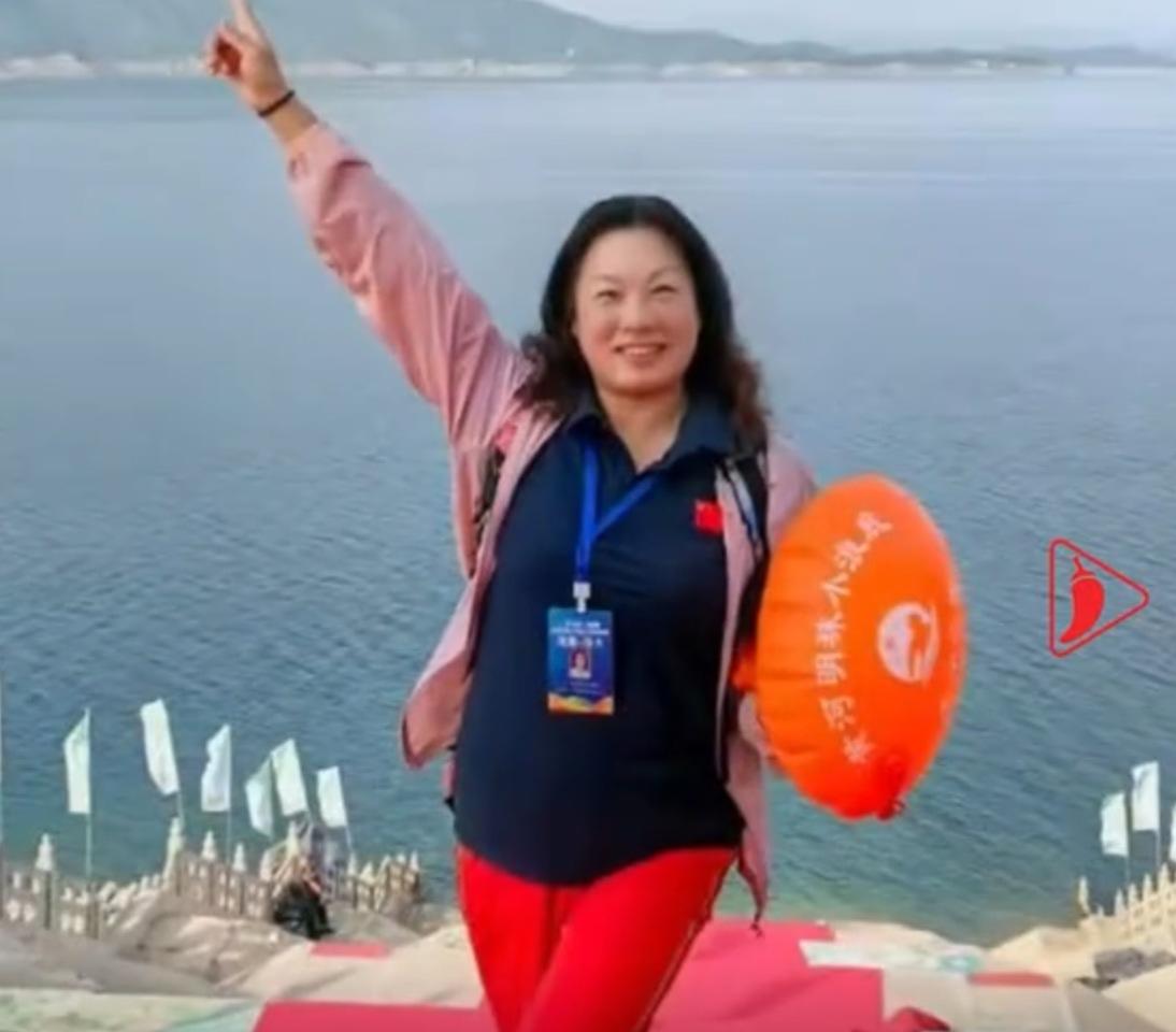 61岁“高龄女将”横渡黄河夺冠！21分04秒，她成了全场的传奇！

4月26日，