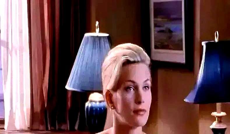 电影首映现场，女演员看到私处被完全暴露在大银幕上。
愤怒之下，她直接掌掴了导演—