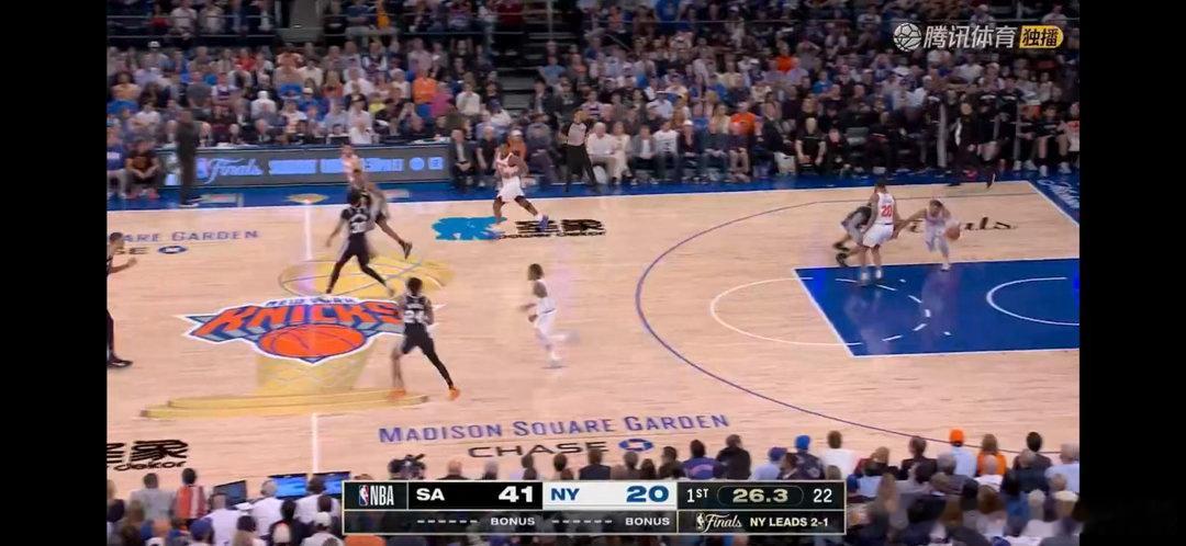 NBA马刺vs尼克斯 第一节马刺41-22领先，今天马刺有点准啊，文班好像越来越