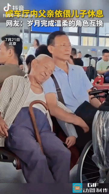 北京西站人来人往的候车大厅里，有一段普通却格外治愈的画面被路人记录下来。漫长的等