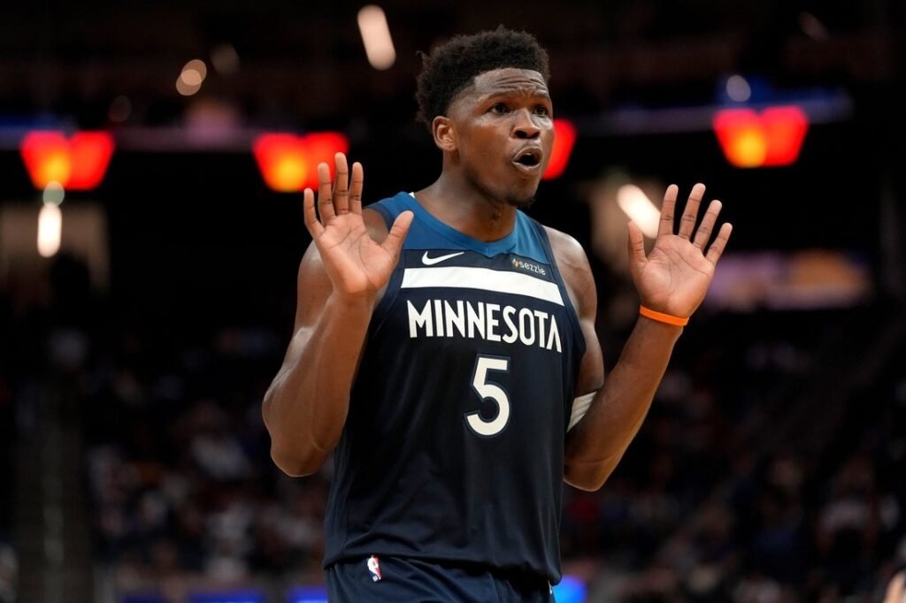 爱德华兹遭遇右膝炎症，将在1-2周后复查。森林狼目前领先西部第7的太阳2个胜场，