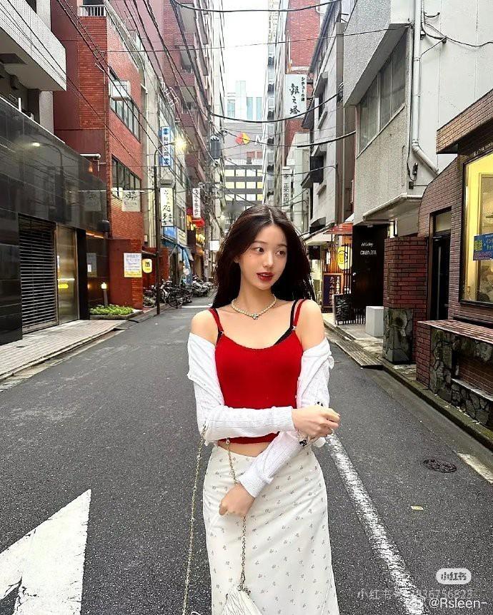 为什么张元英扎头发不如披发好看？她头小脸小，但扎发似乎不及长发美。我不是在挑剔女