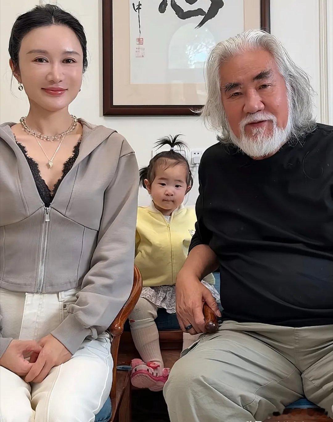 张纪中带着老婆杜星霖和1岁5个月的女儿小龙珠拍视频，画面超温馨。小龙珠扎着三个小