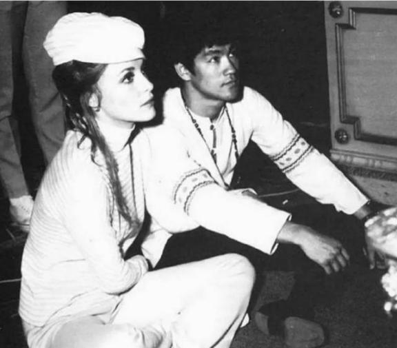 1968年，绝色女星莎朗·塔特聘请年轻帅气的李小龙当私人教练，李小龙时常戴着墨镜