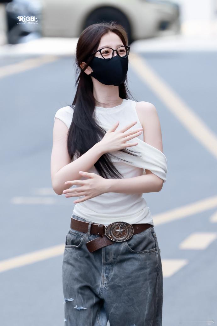 虞书欣小猫握拳很难不被治愈！虞书欣白T黑框眼镜清爽亮相，小手轻轻握拳，仿佛小猫舒
