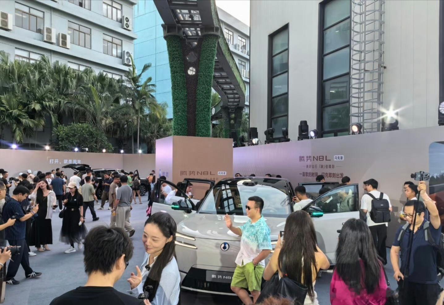 腾势N8L闪充版上市，尊荣型31.98万、旗舰型34.98万，今晚开启交付。新车