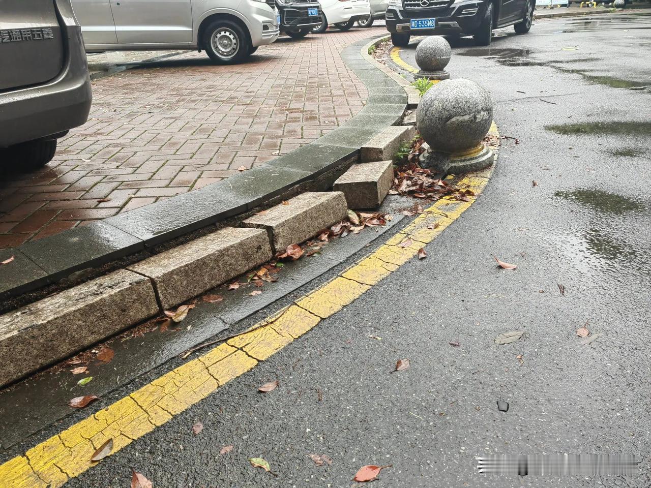 在苏州，单纯因为“感觉服务差”或“不满意”而直接拒交物业费，法律风险极高。“先交