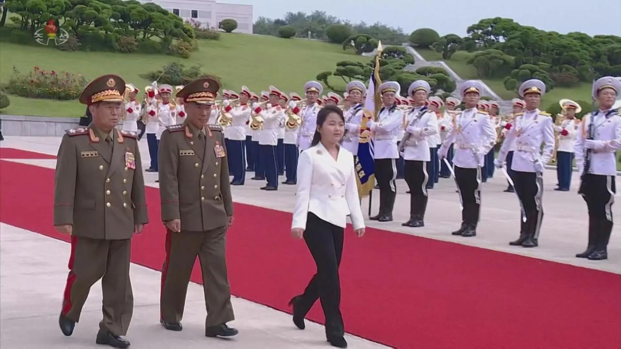 世界上最年轻的接班人

最近，朝鲜国务委员长金正恩的女儿金主爱穿着高跟鞋访问海军