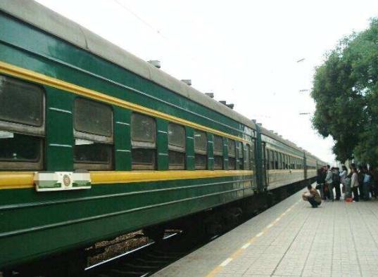 你会为了省钱选择乘坐绿皮火车吗？这是一个关于生活智慧和价值观的思考。绿皮火车的存