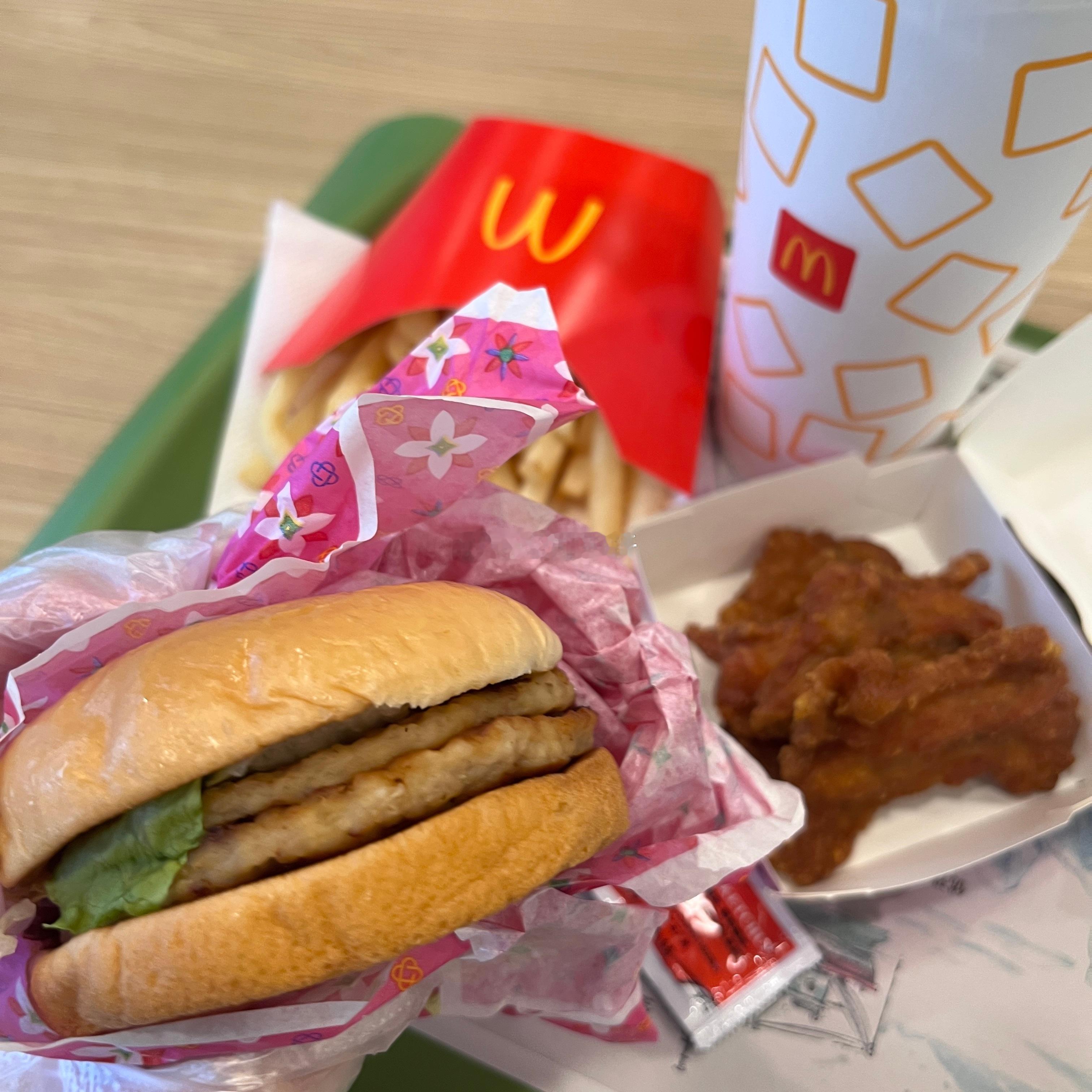 忘发了…今天晚饭吃麦新品。猪猪堡有点咸但好香我喜欢吃，就是太小了怪不得这个能进1