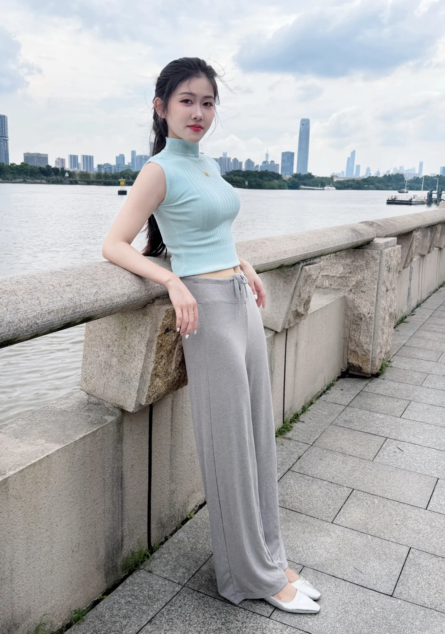 一江静水，漫观城市烟火。 