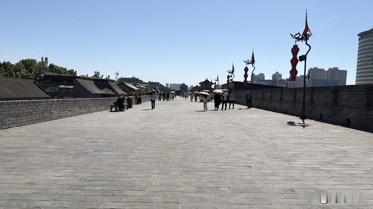 晒出西安旅游照片古城墙上