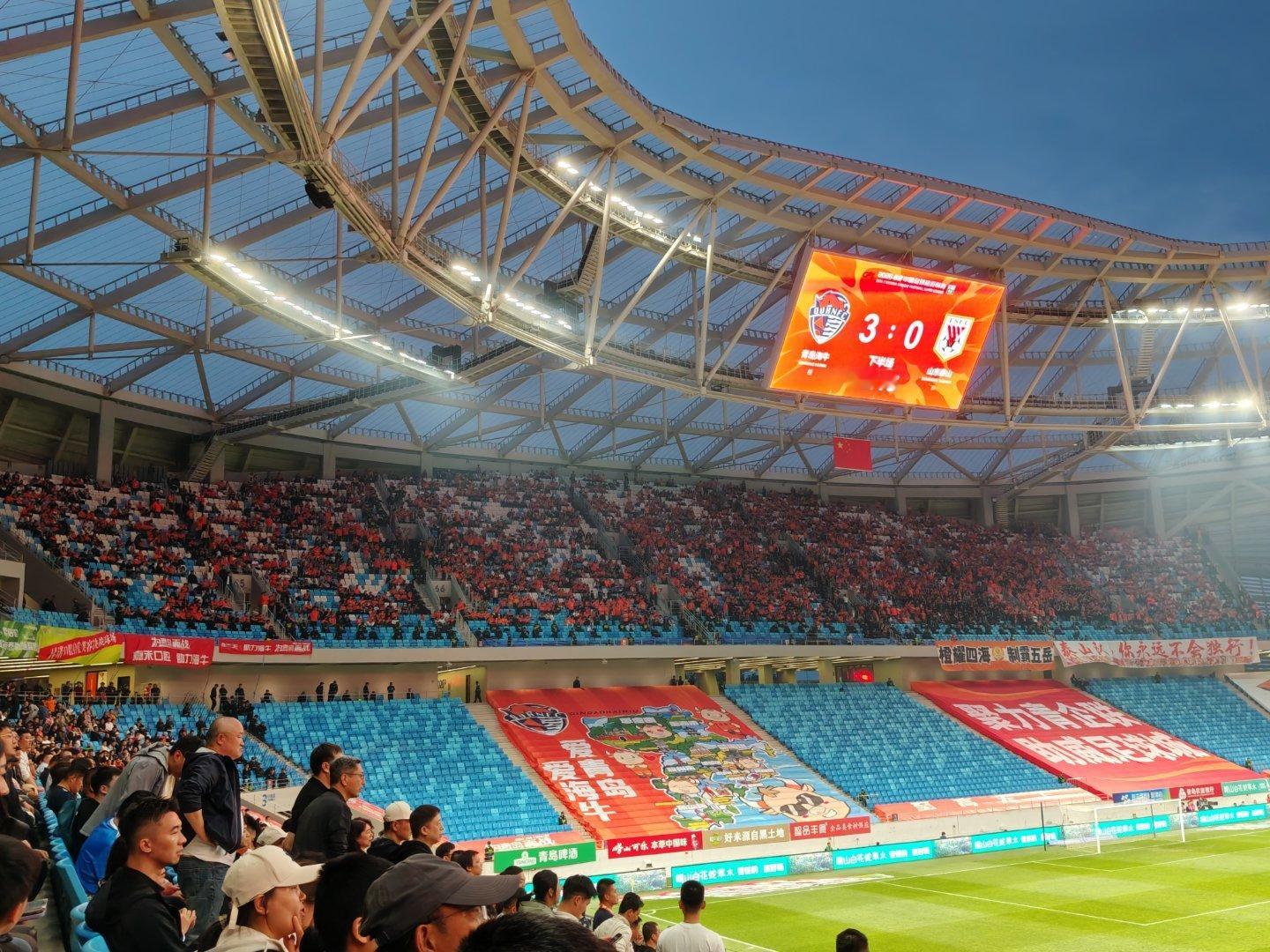 大批鲁蜜提前退场了，海牛球迷们满场的高喊：青岛才是山东代表，SX，服不服，太丢人