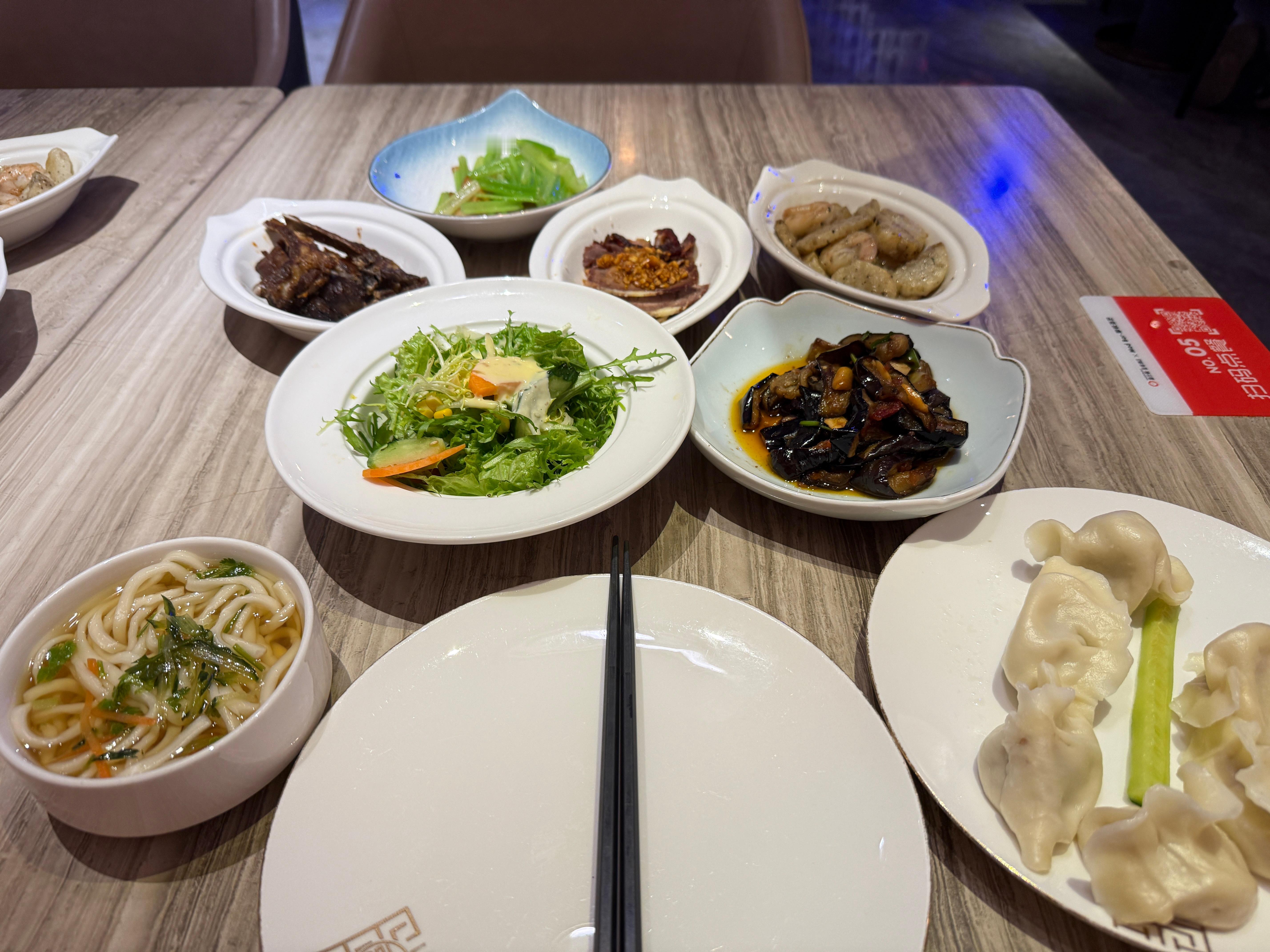 大晚上 到酒店活动方还留了餐！虽然比较罪恶，但还是炫了…我就是不经劝 牙克石