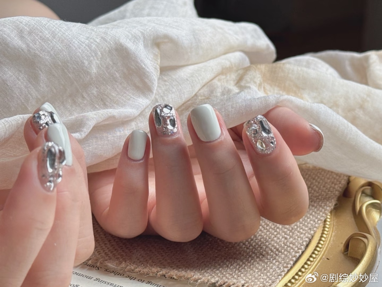 陈梦没有不展示美甲的义务 我是网友我同意陈梦做美甲💅🏻！很多人看到陈梦做美甲