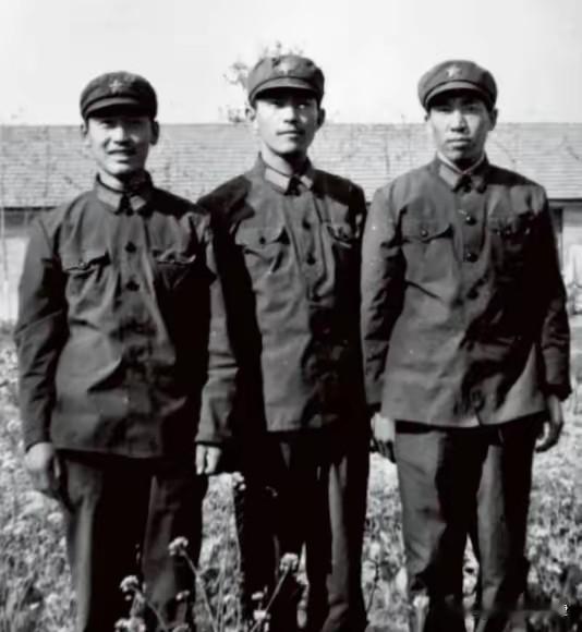 1981年最传奇的人生反转！士兵提干失败退伍归田，田里干活突然收到紧急召回令
 