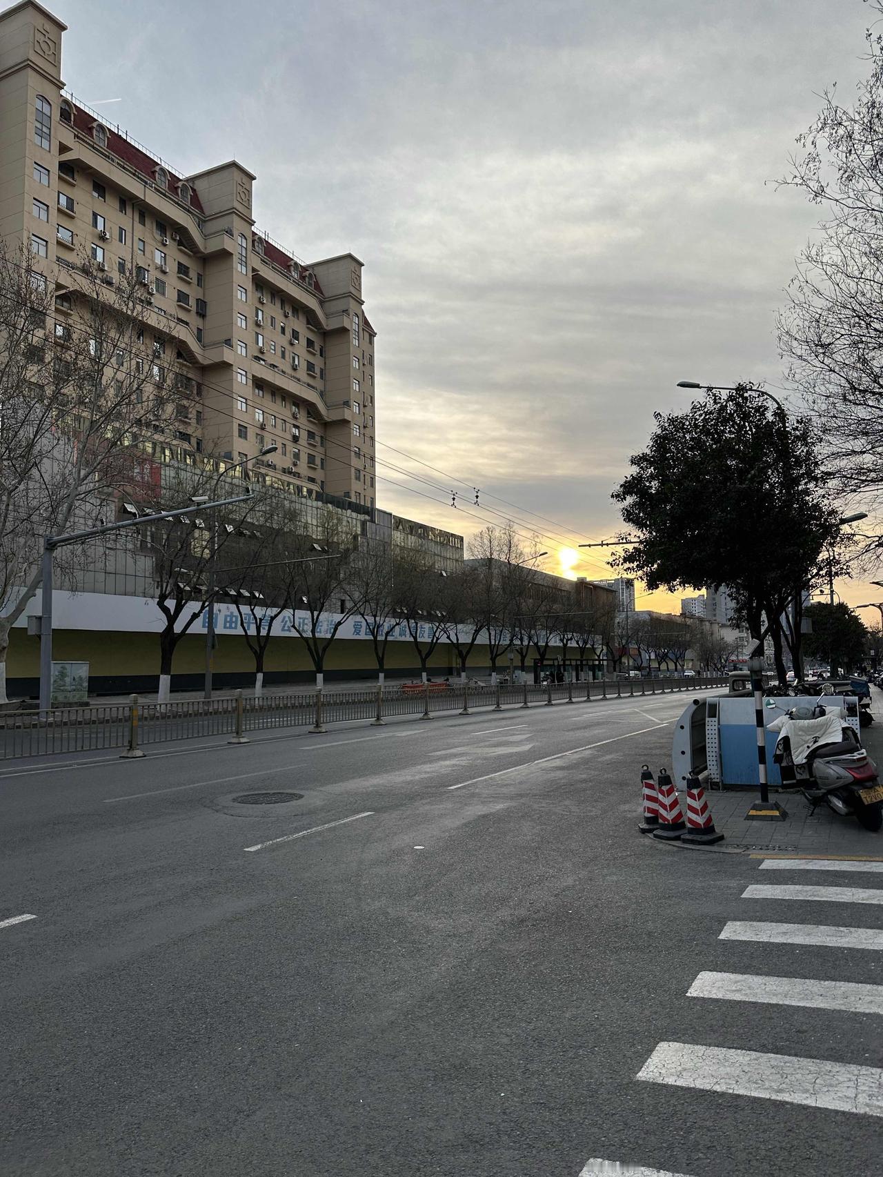 济南的街头突然冷清了许多。
泺源大街上车辆少了很多。
平常这里车水马龙、熙熙攘攘