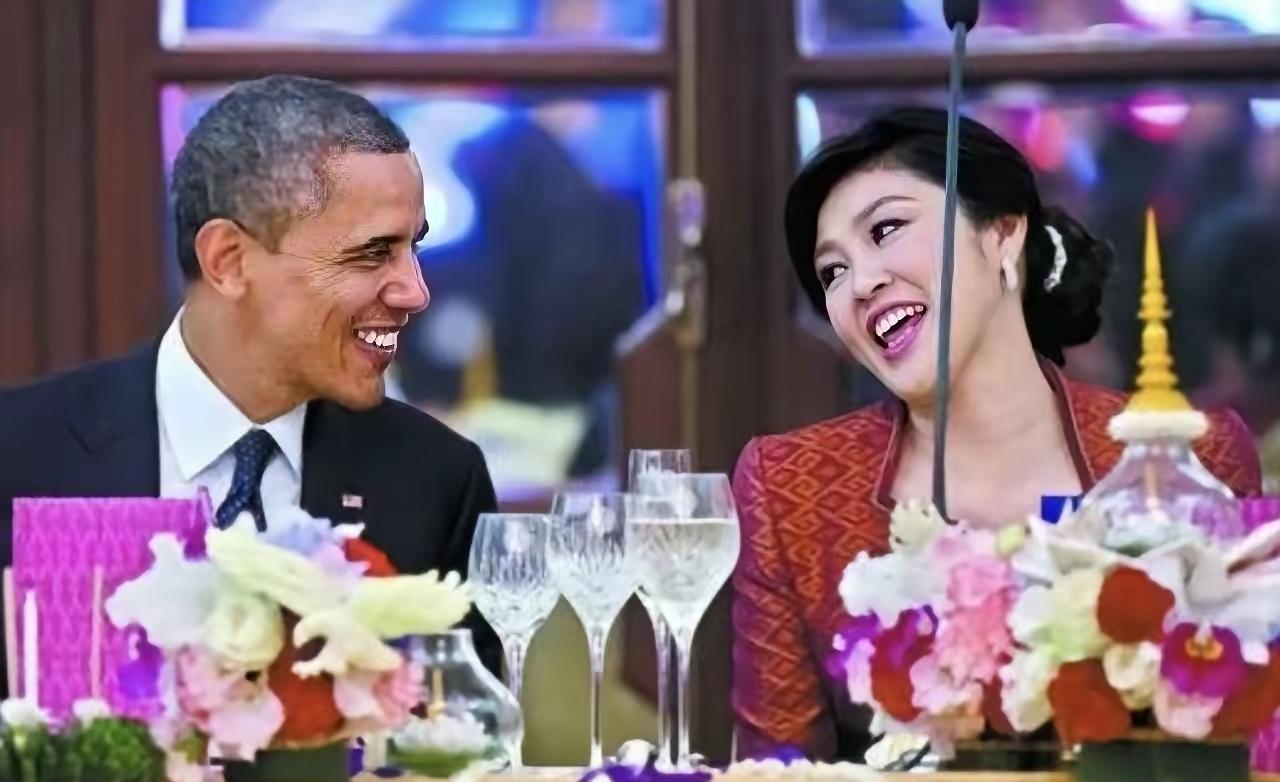 这大概就是“颜值外交”的最高境界：不用听懂内容，看笑容就知道聊得有多投机。英拉一