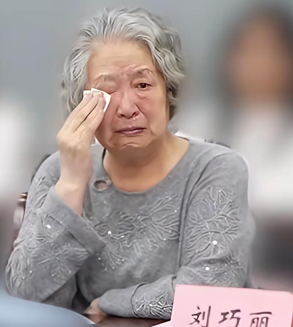 先生的离开对张妈妈来说是致命的打击
白发人送黑发人，张雪风的妈妈很是让人心疼。老
