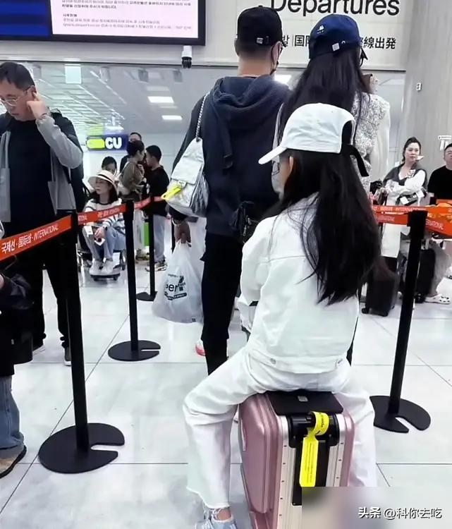 别再瞎传汪峰感情凉了！这3个细节，打了所有人的脸
情人节三亚街头，他陪森林北排