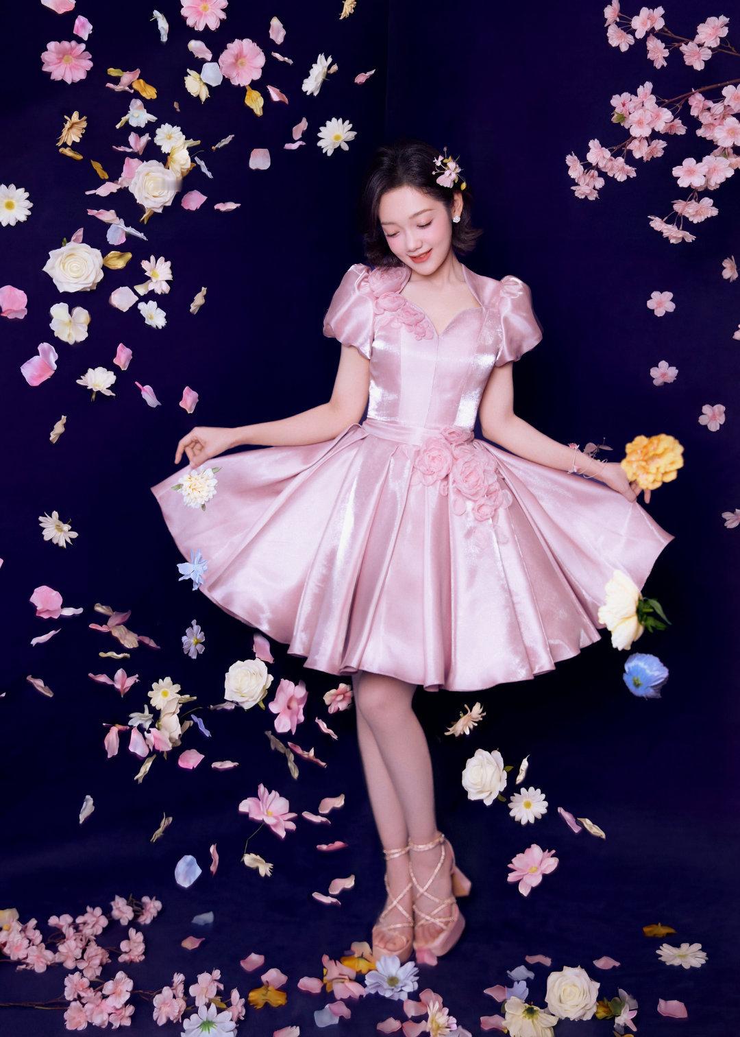 希林娜依高四登春晚还是忐忑激动别人看是轻车熟路，她心里仍是如履薄冰！四登春晚仍忐