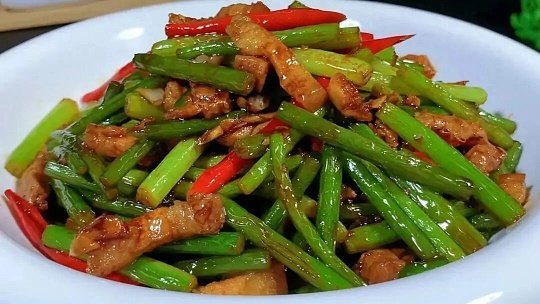 留给蒜苔的食物不多了春日鲜嫩蒜苔正当季，脆嫩爽口风味十足，趁着新鲜抓紧尝鲜，再过