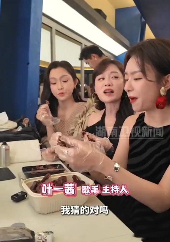 曾沛慈在乘风后台发酱板鸭 乘风2026实名羡慕姐姐们！被曾沛慈的酱板鸭狠狠馋到了