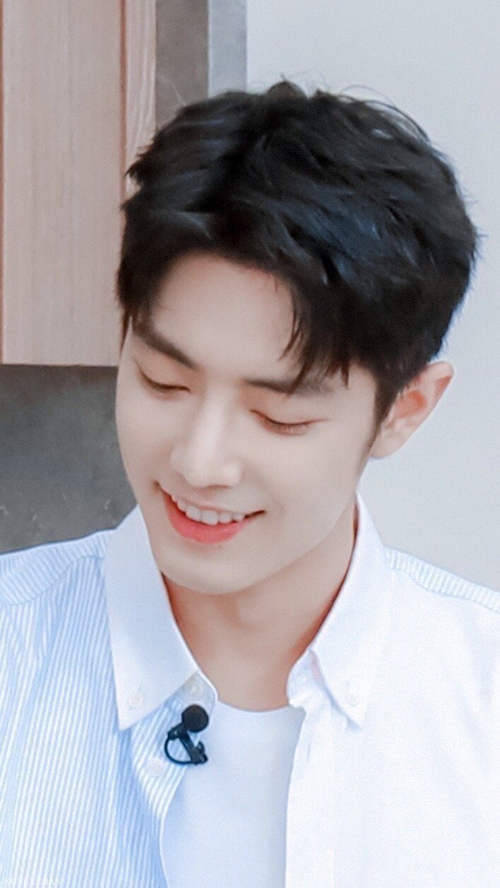 #肖战[超话]#怼脸生图也很帅气啊，这张脸真是伟大的很 ​​​