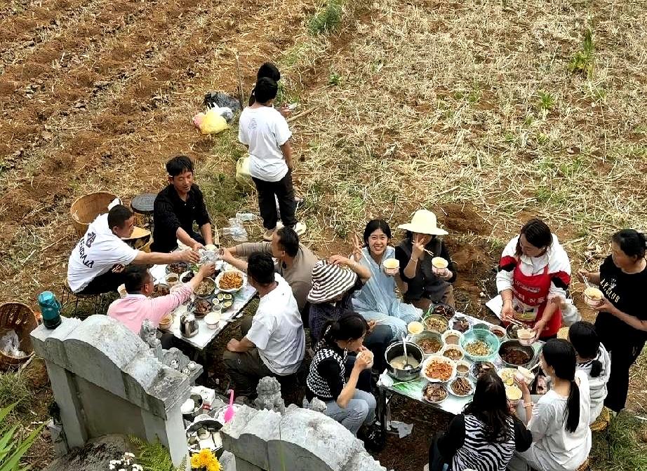 说实话，我头一回听说有人在坟头吃饭，但这事儿越想越觉得挺有温度的。
咱想想啊，逝