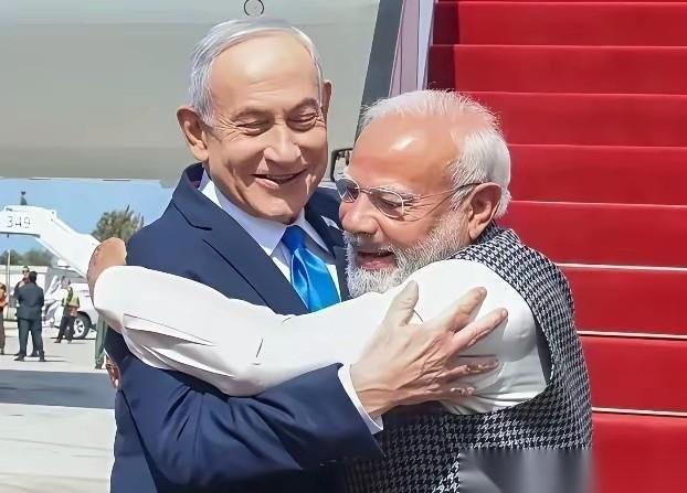 伊朗这次来真的了。他们宣布把海峡又封了，还直接对着海里的油轮搞起了实弹威慑。这隆