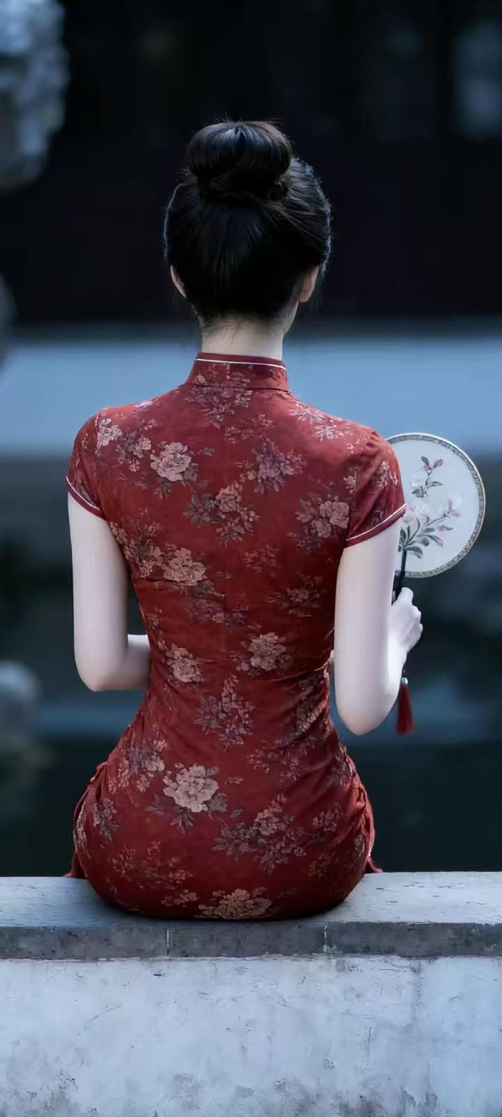 试对；

诗成不见君归处，空伤笔墨；
酒醒又梦客满楼，误了春秋。

******