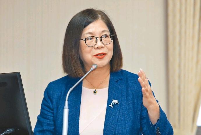 端午佳节当天，台当局“海委会”主委管碧玲公开发文歪曲海上对峙实情，抛出“文明的台