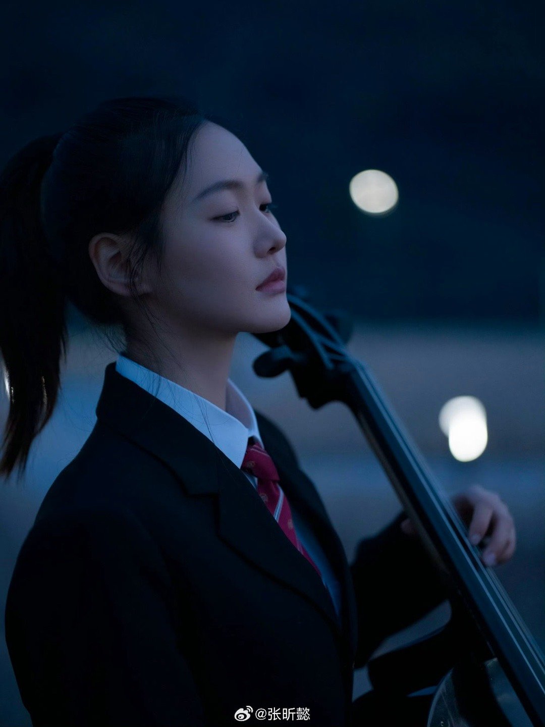 张昕懿长文告别伊蓝 她写伊蓝那段我反复看了好几遍。“满眼都是对平庸的拒绝”，说得