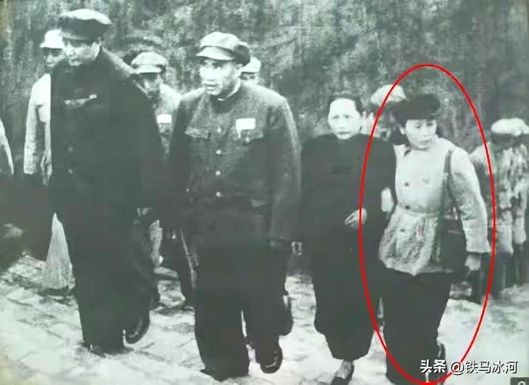🍁1949年10月1日开国大典当日，曾宪植搀扶宋庆龄，紧随毛主席、朱德元帅登上