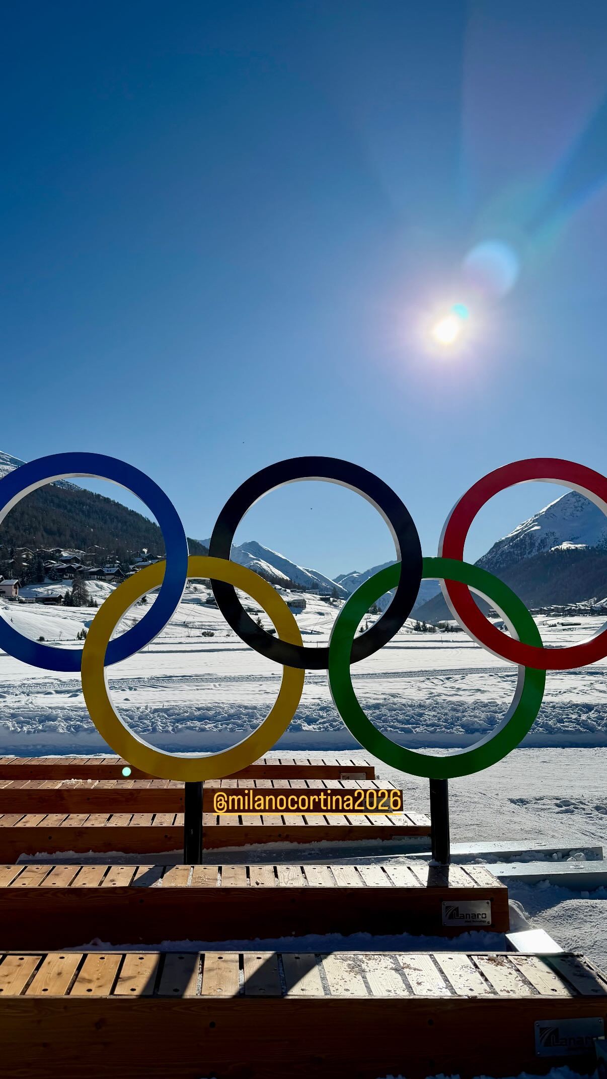 #苏翊鸣适应场地训练# 米兰冬奥会单板滑雪项目将在利维尼奥进行，中国队一行已开启